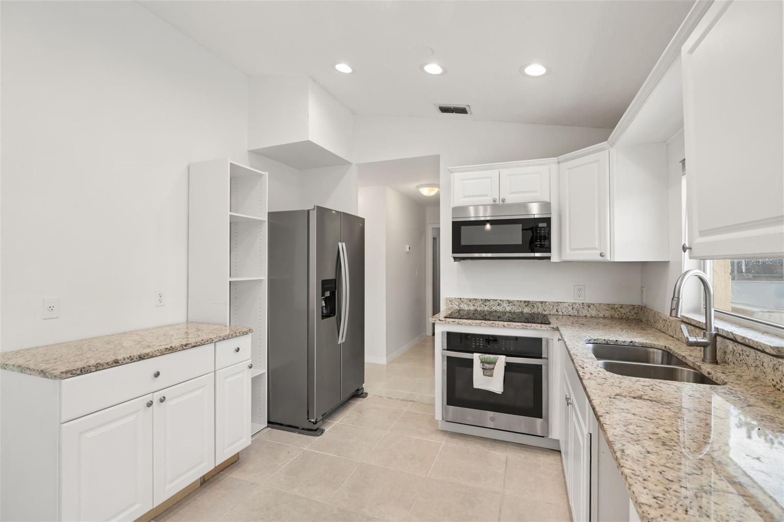 Listing photo 2 for 605 Tamarin Ln