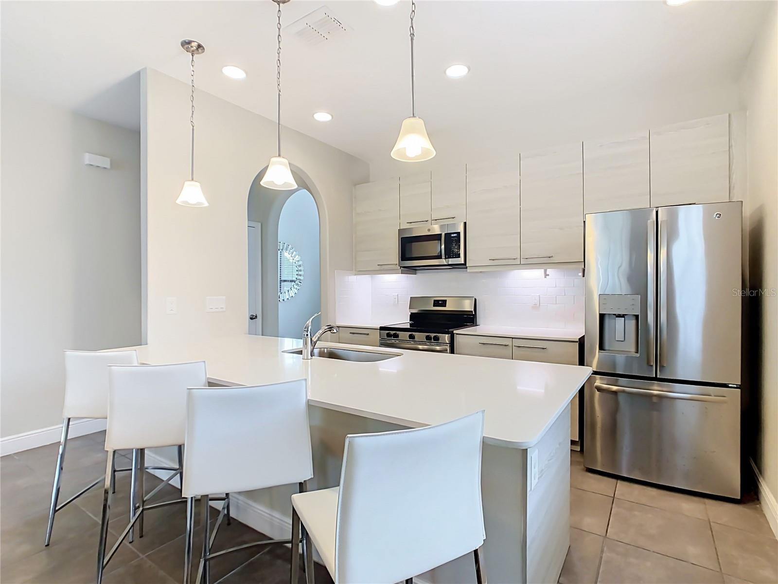 Listing photo 3 for 208 Brookes Pl