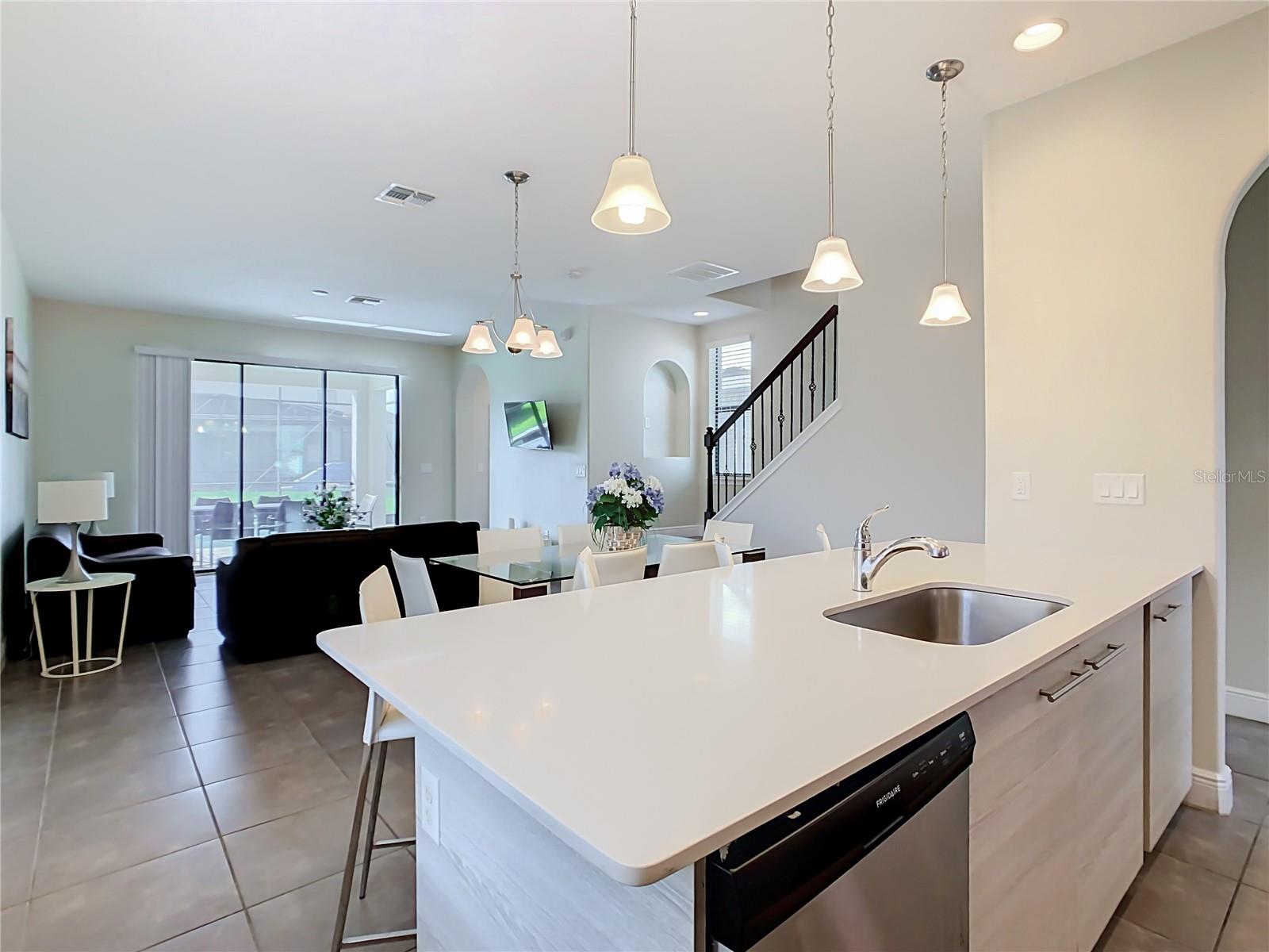 Listing photo 2 for 208 Brookes Pl