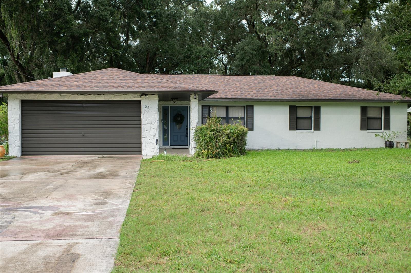 Listing photo 2 for 124 N Pointe Dr