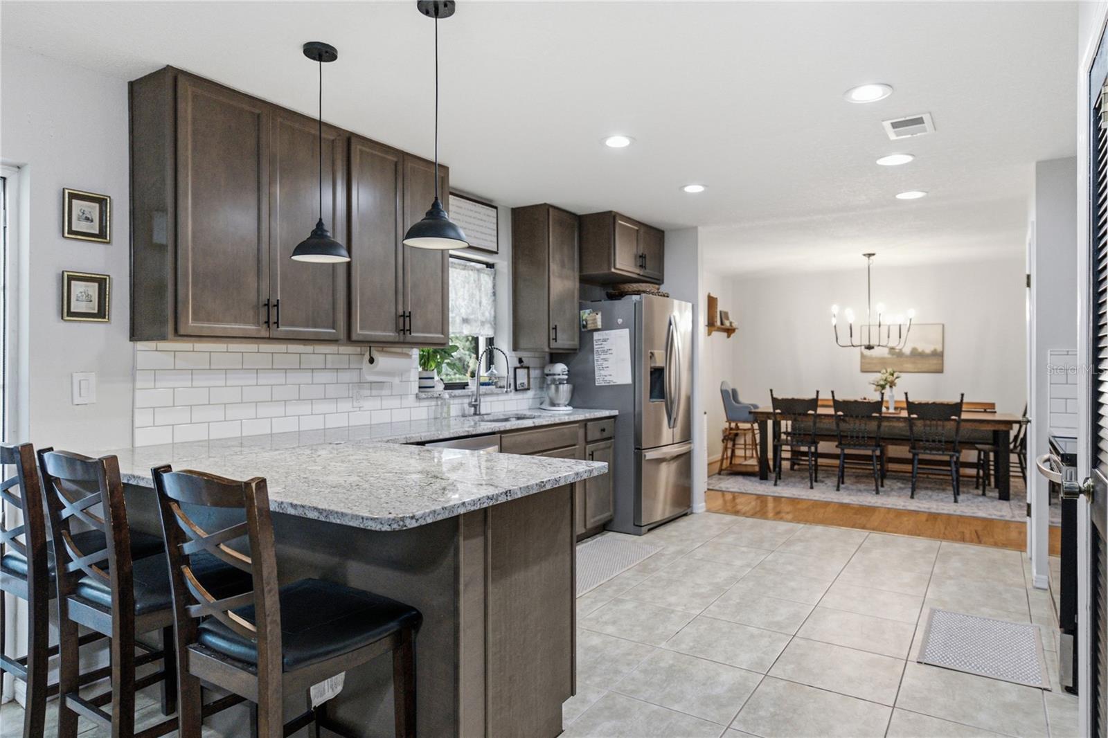 Listing photo 3 for 124 N Pointe Dr