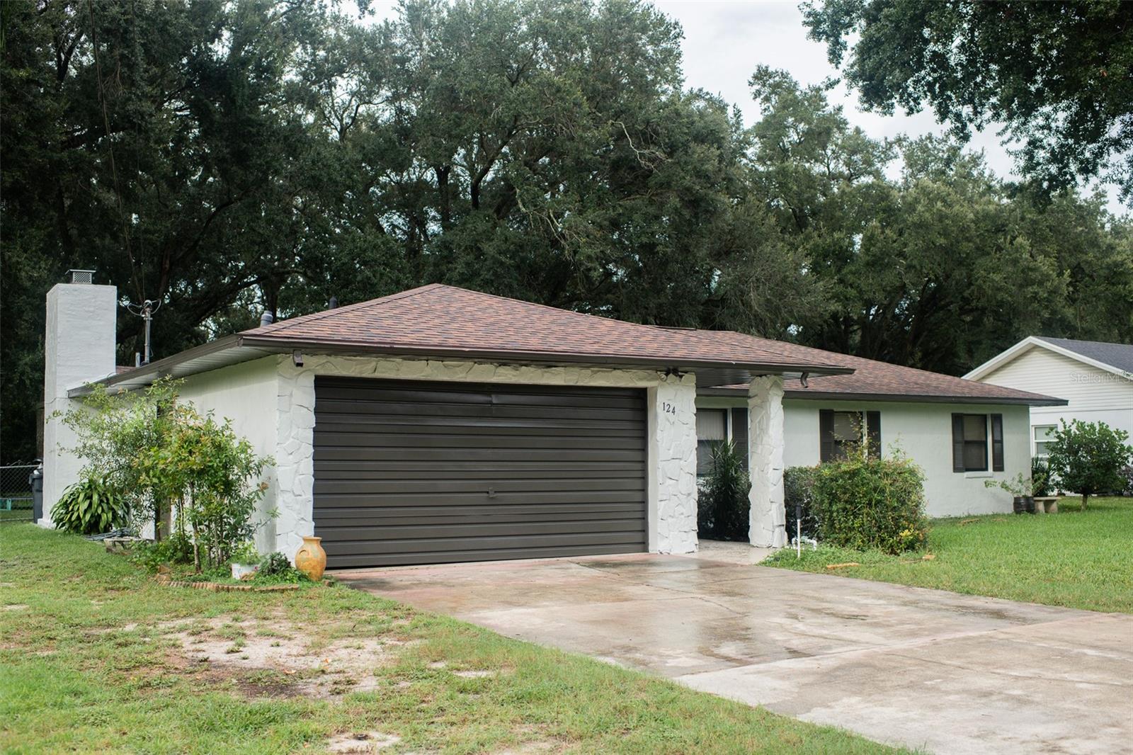 Listing photo 1 for 124 N Pointe Dr
