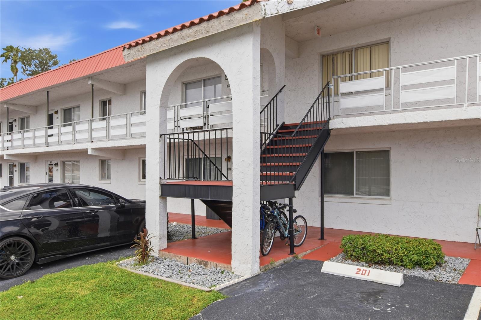 Listing photo 1 for 1100 Martinique Dr #203