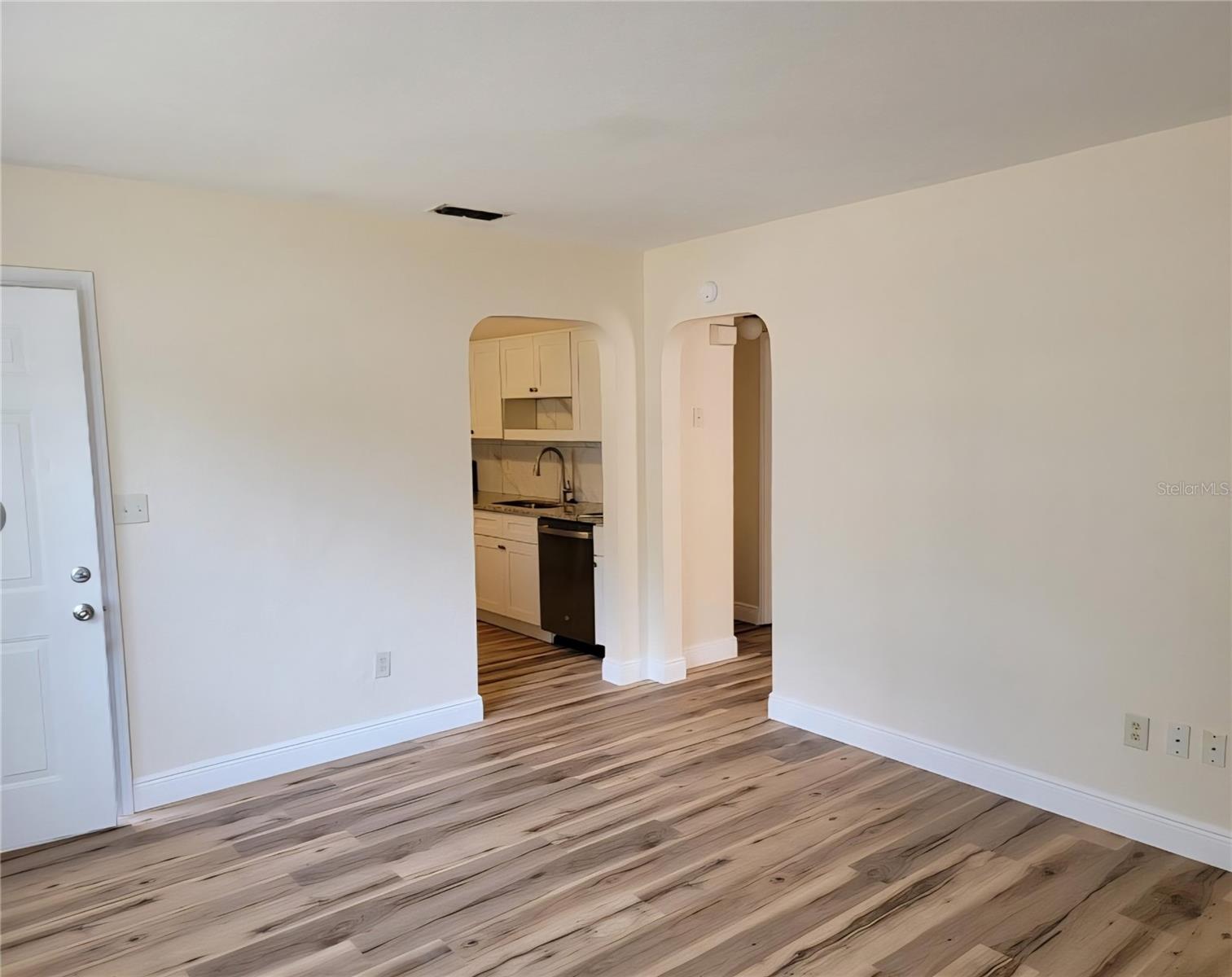 Listing photo 3 for 540 S Clayton Ave