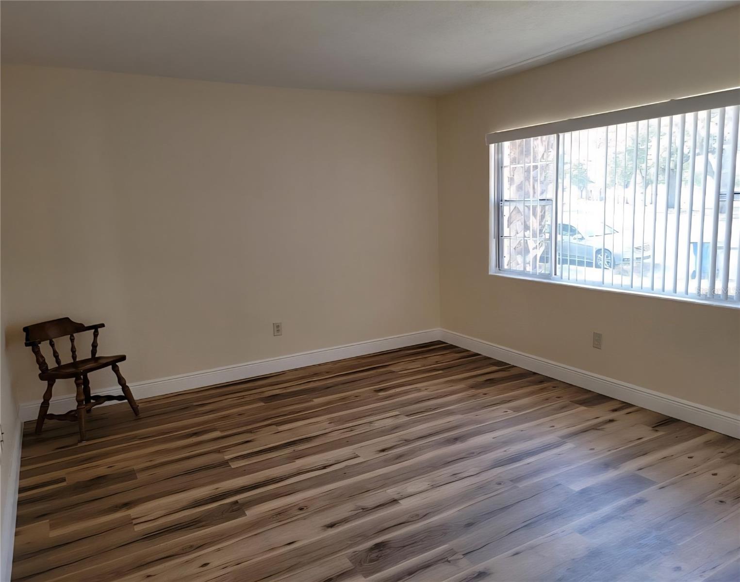 Listing photo 2 for 540 S Clayton Ave