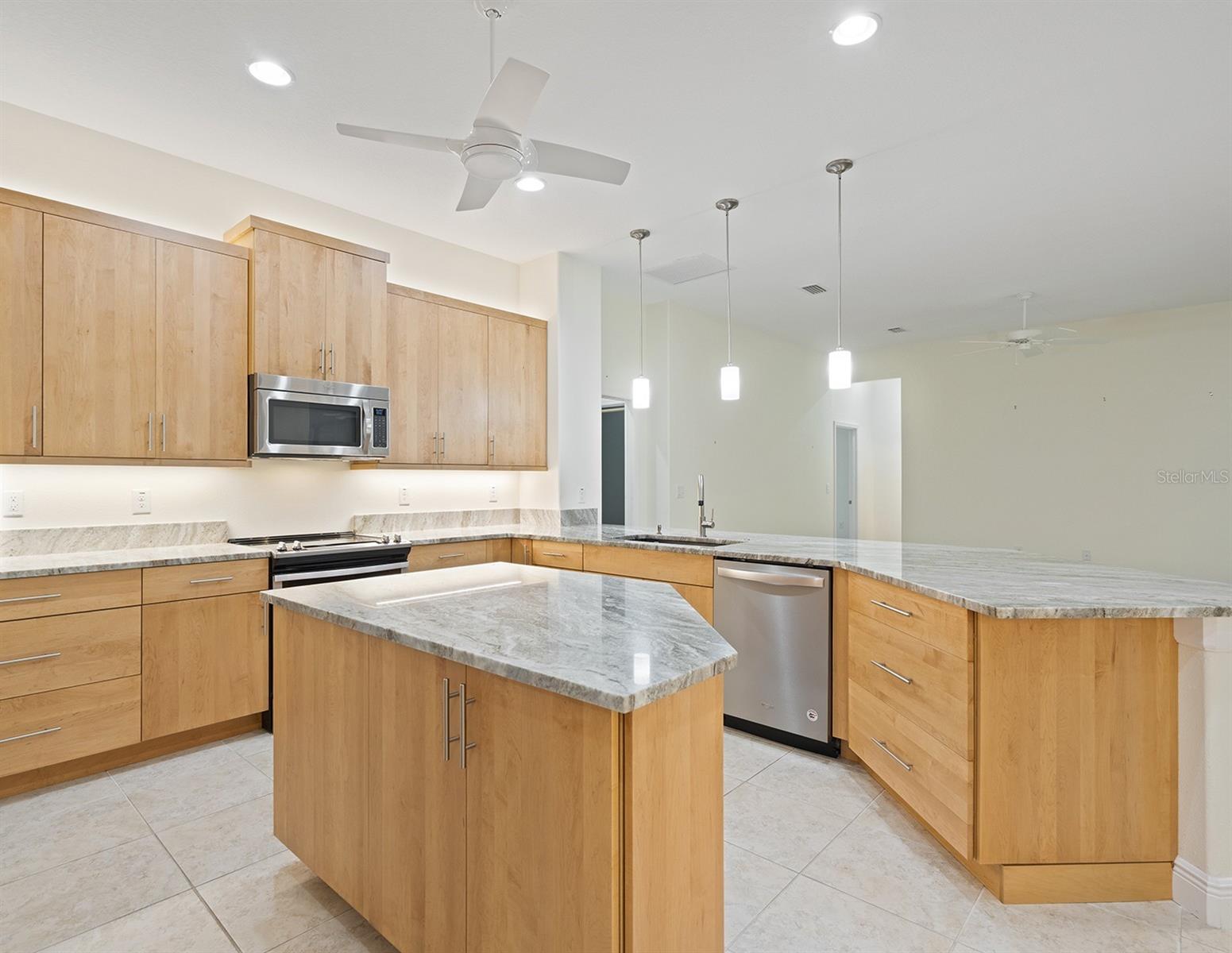 Listing photo 3 for 8348 Bridgeport Bay Cir