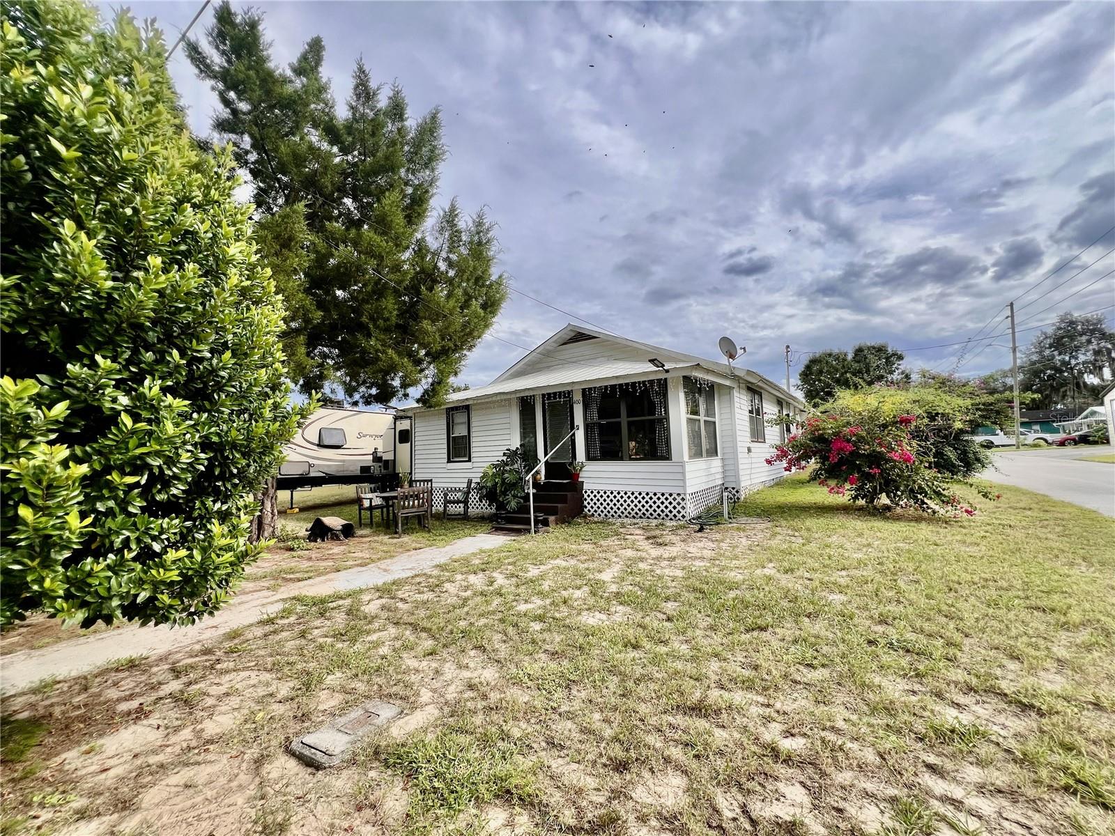 Listing photo 1 for 400 Virginia St