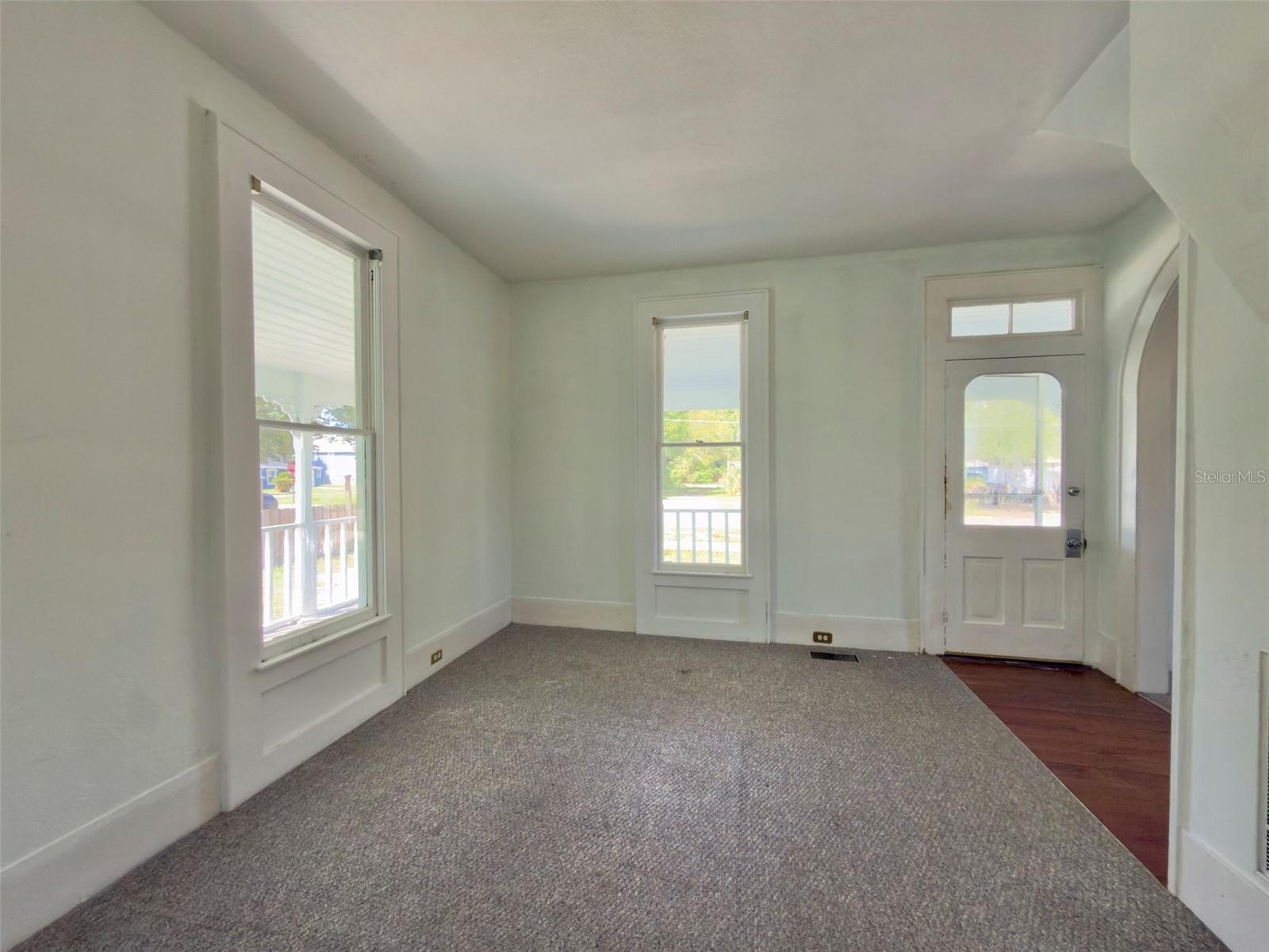 Listing photo 3 for 21 S Mary St
