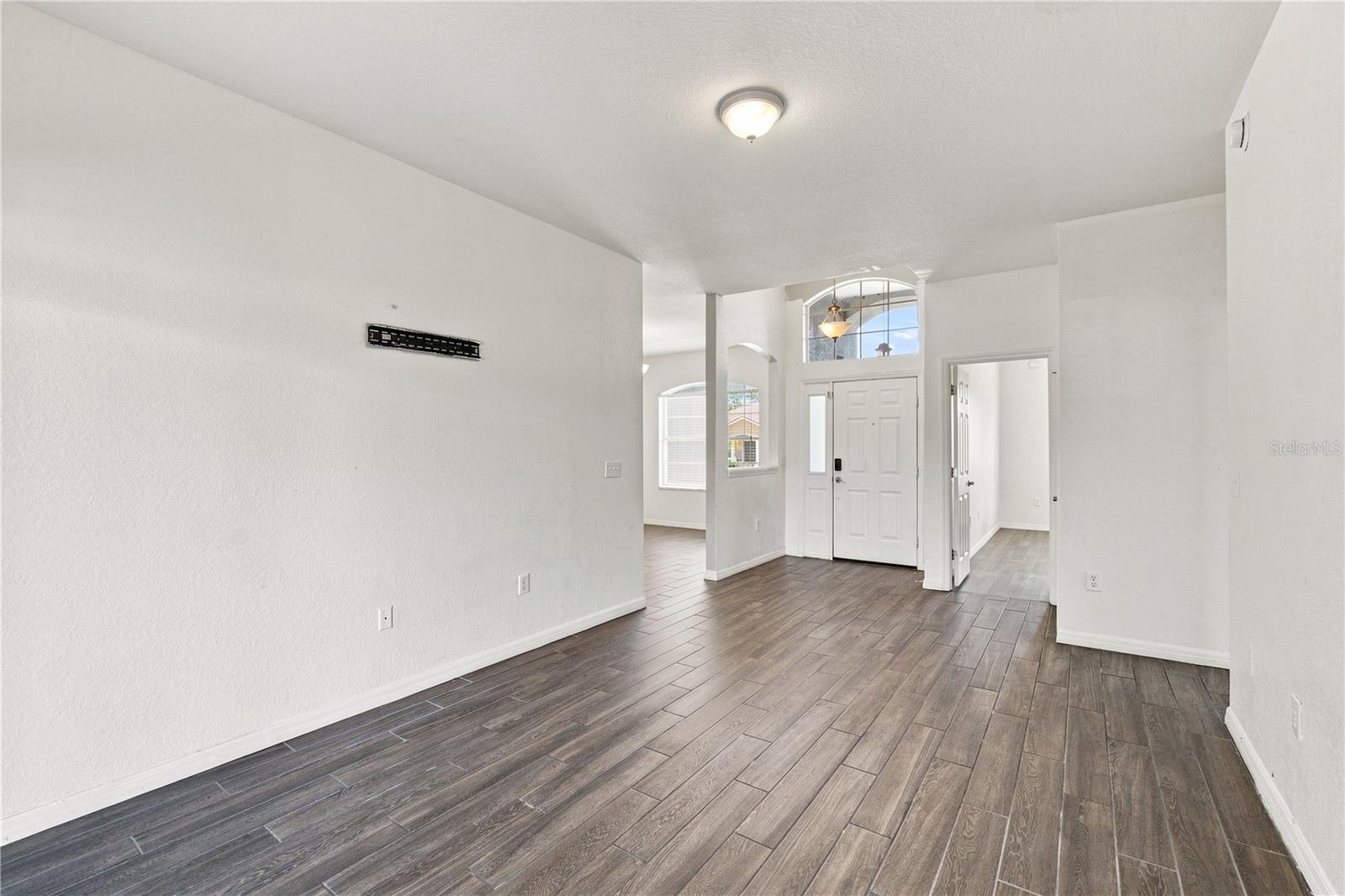 Listing photo 2 for 1615 Merrimack Ct