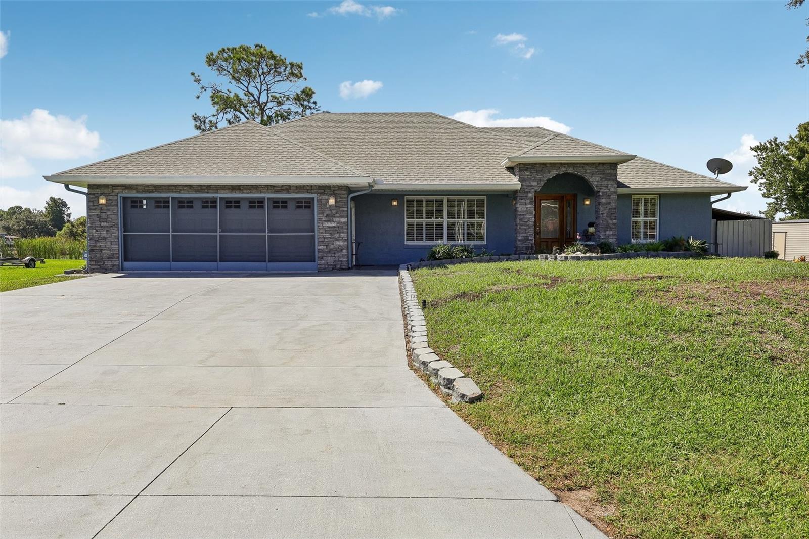 Listing photo 1 for 28116 Lois Dr
