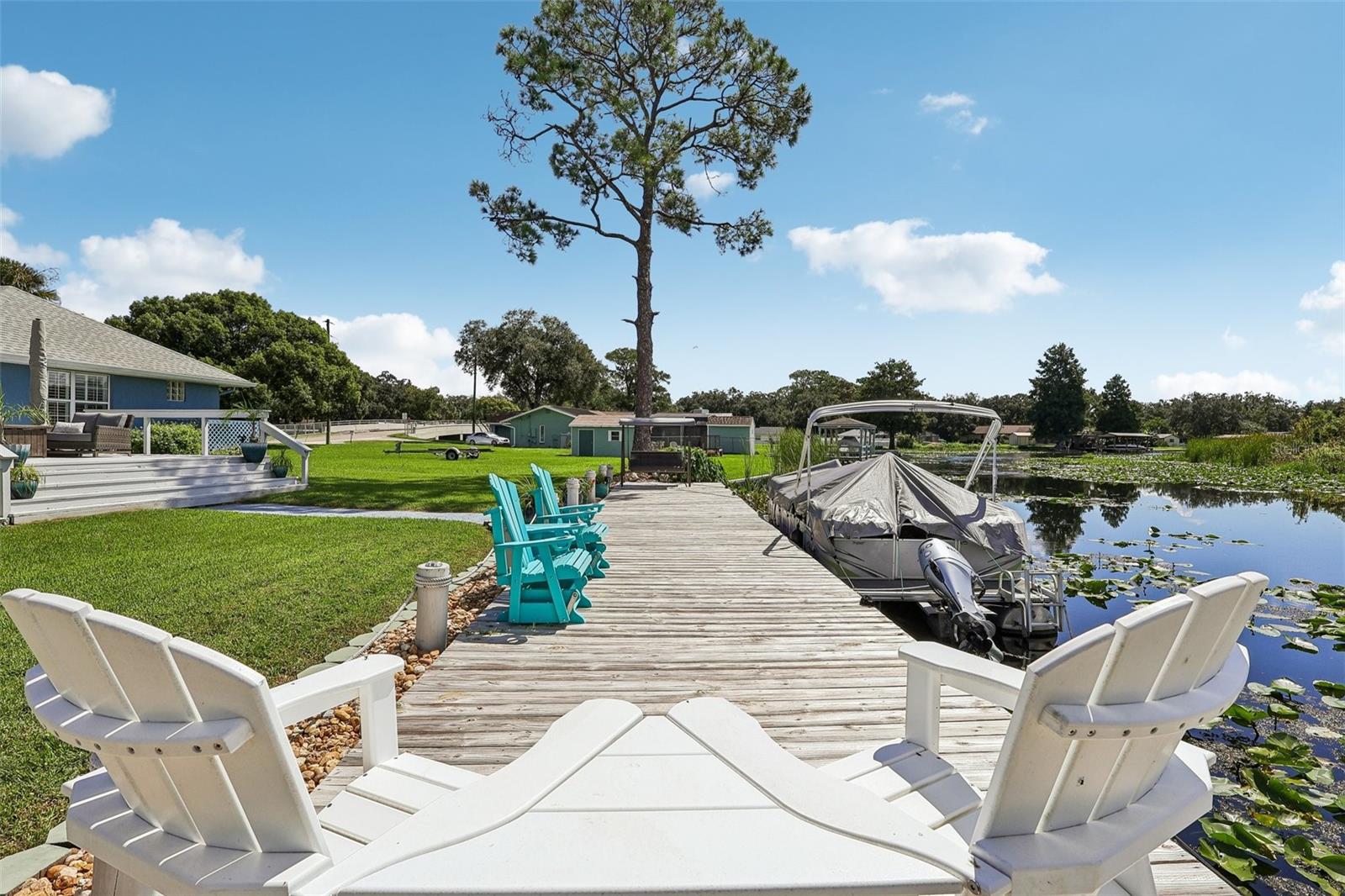 Listing photo 3 for 28116 Lois Dr