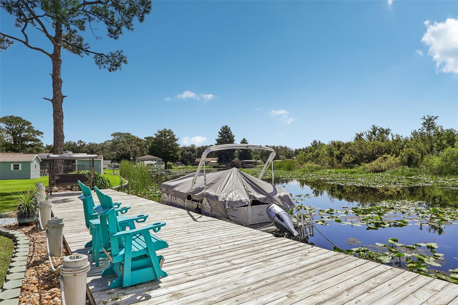 Listing photo 2 for 28116 Lois Dr