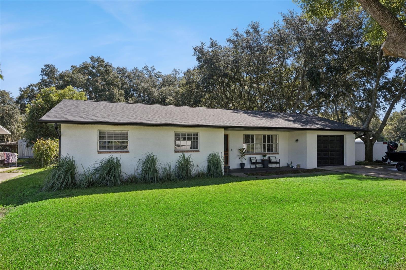 Listing photo 2 for 27544 Lisa Dr