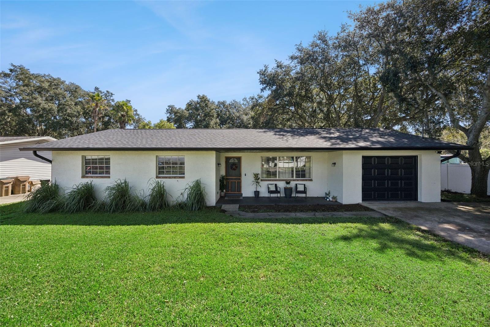 Listing photo 1 for 27544 Lisa Dr