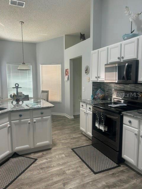 Listing photo 2 for 25078 Riverwalk Dr