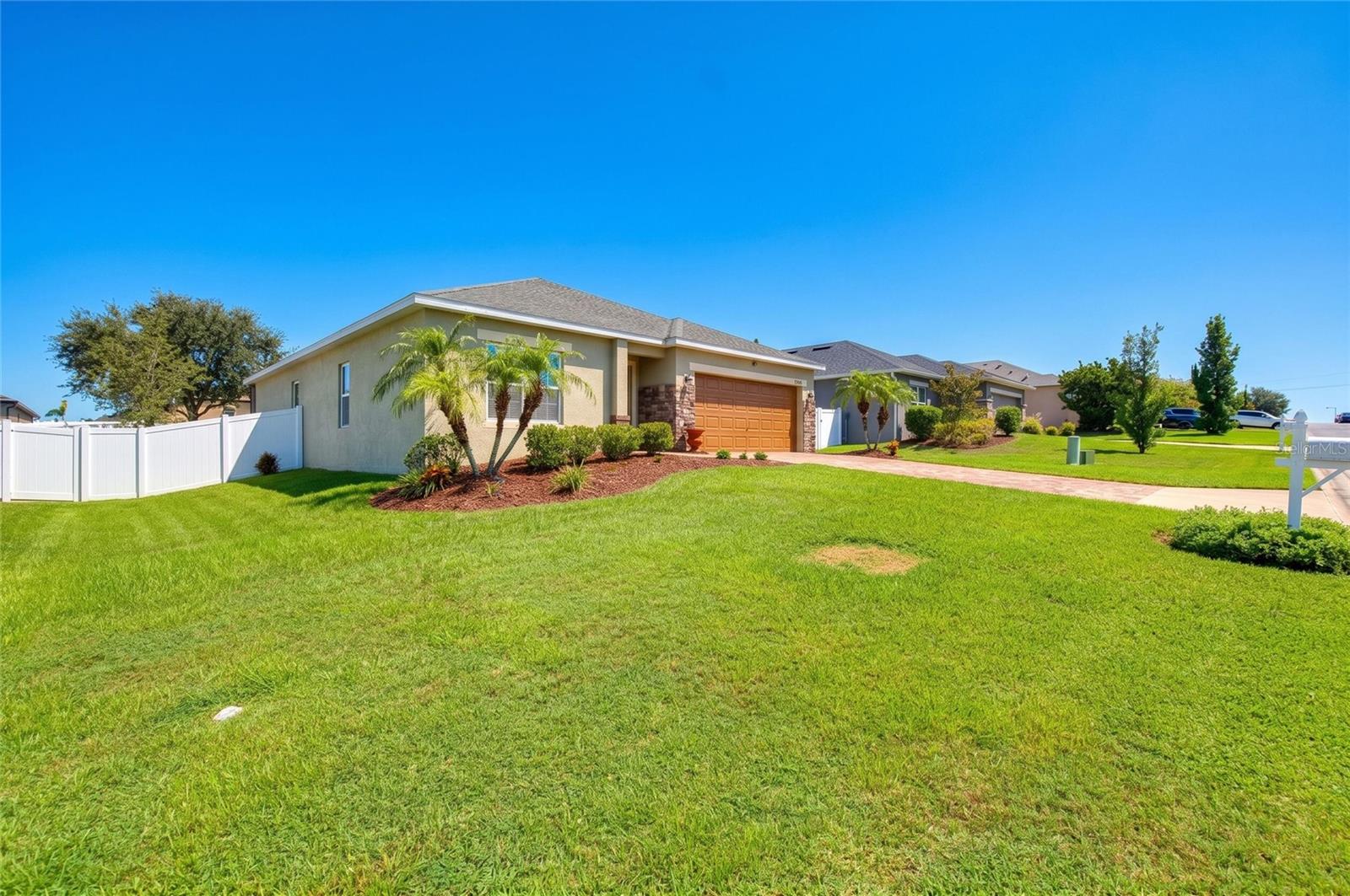 Listing photo 2 for 10254 Lenox St