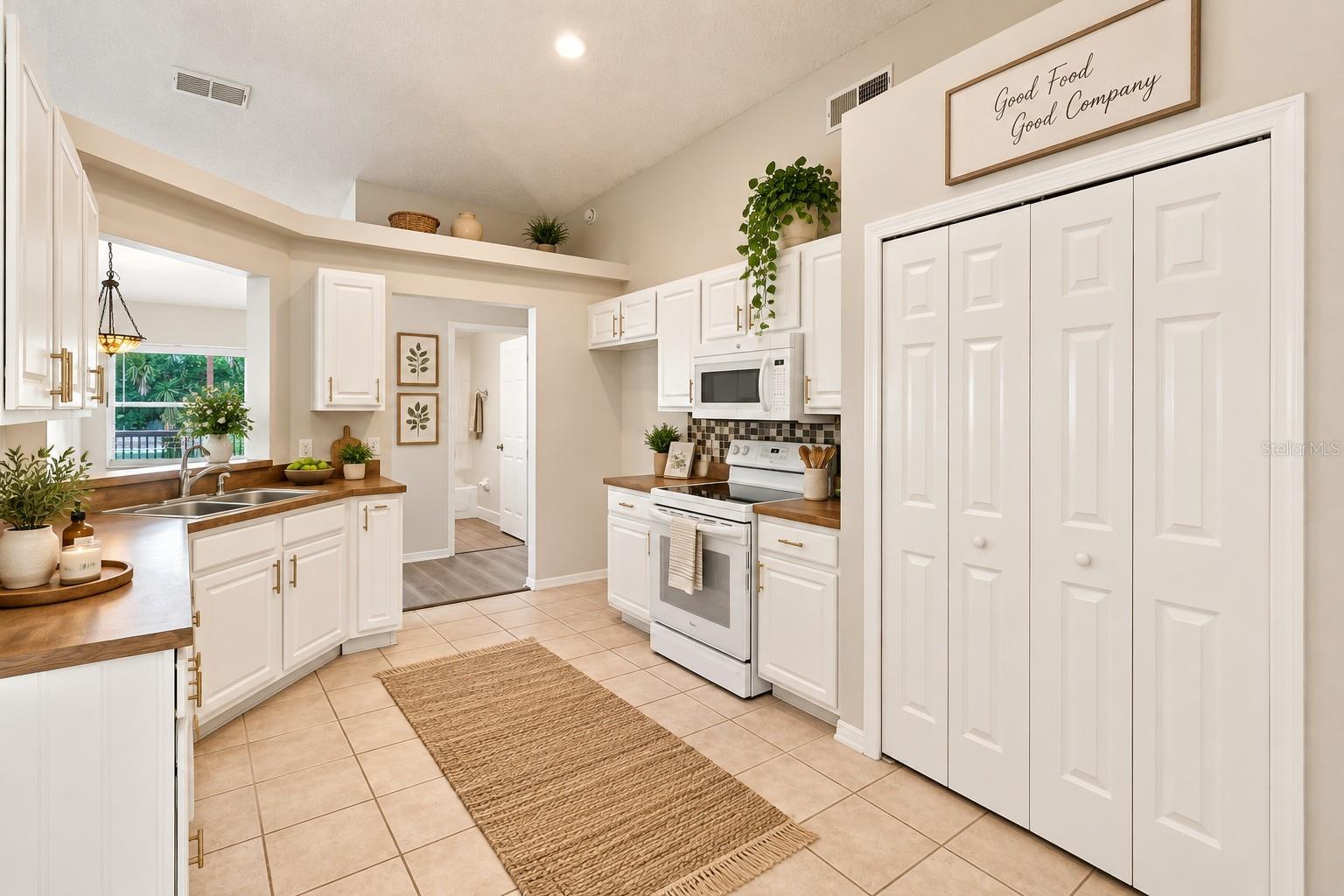 Listing photo 2 for 2117 Fish Eagle St
