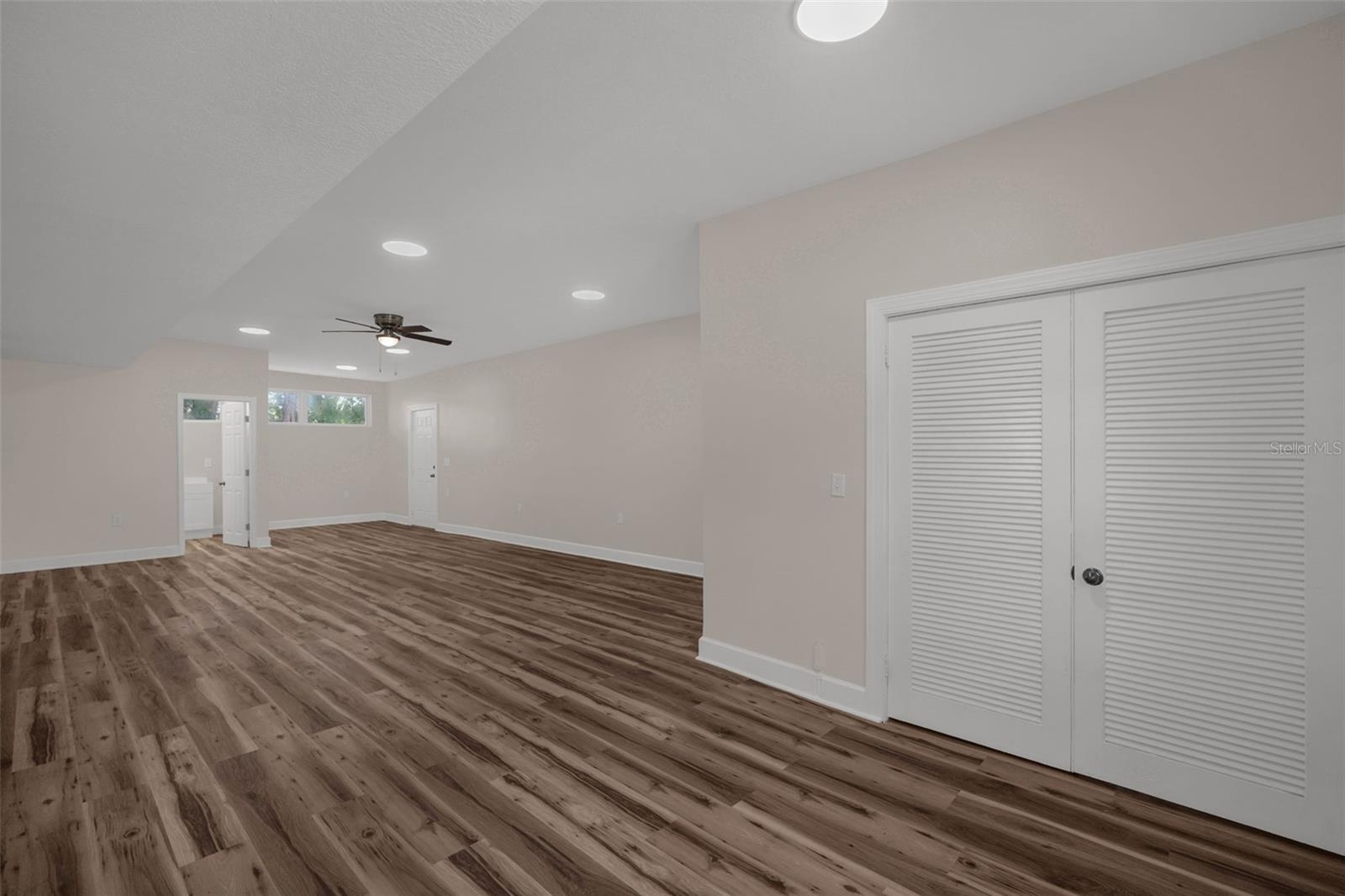 Listing photo 3 for 2336 Avenue E Nw