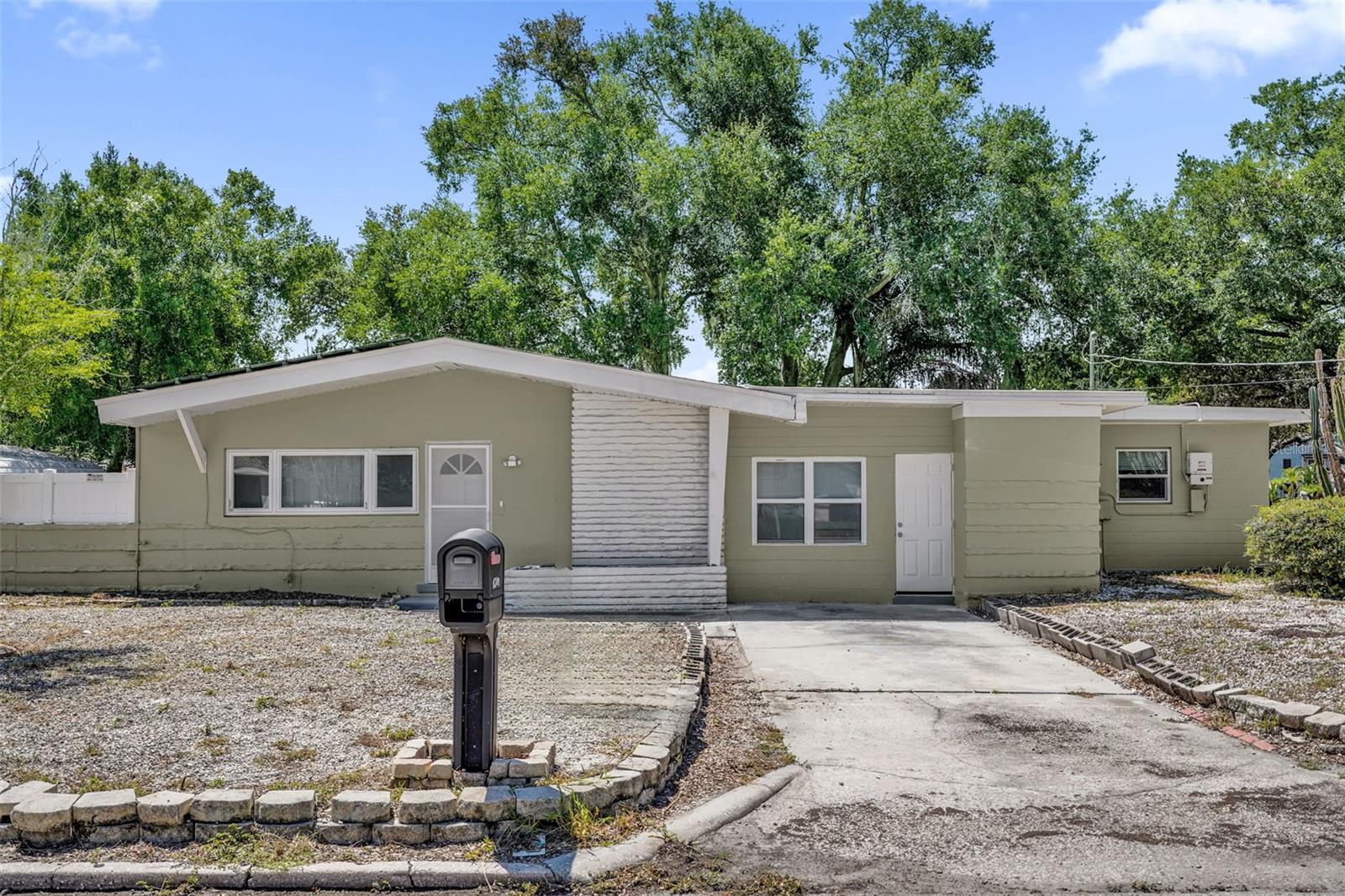 Listing photo 1 for 2336 Avenue E Nw