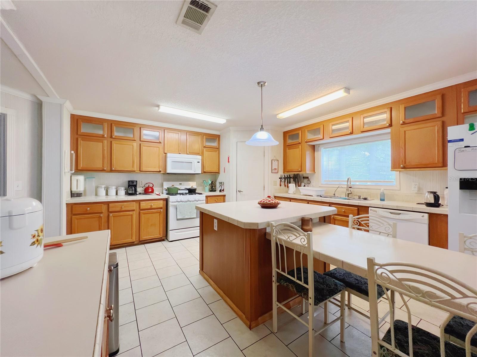 Listing photo 3 for 1710 Belmont Ave