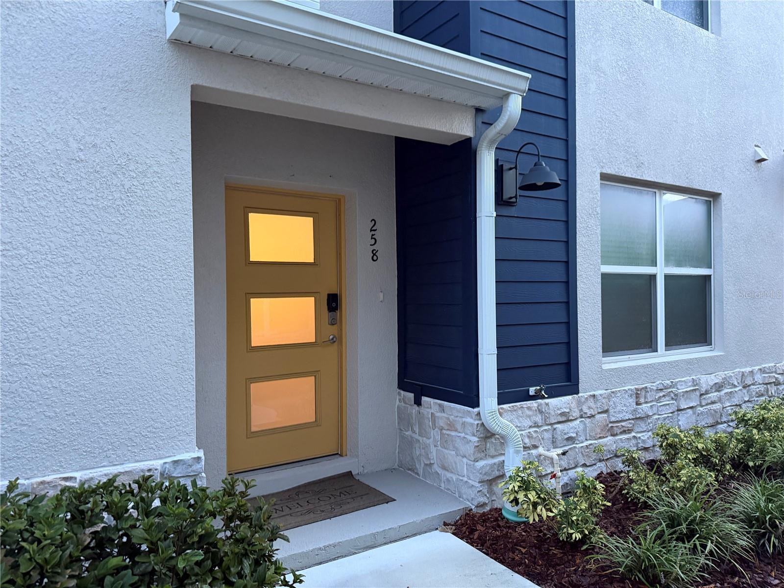 Listing photo 1 for 258 Capulet Cv
