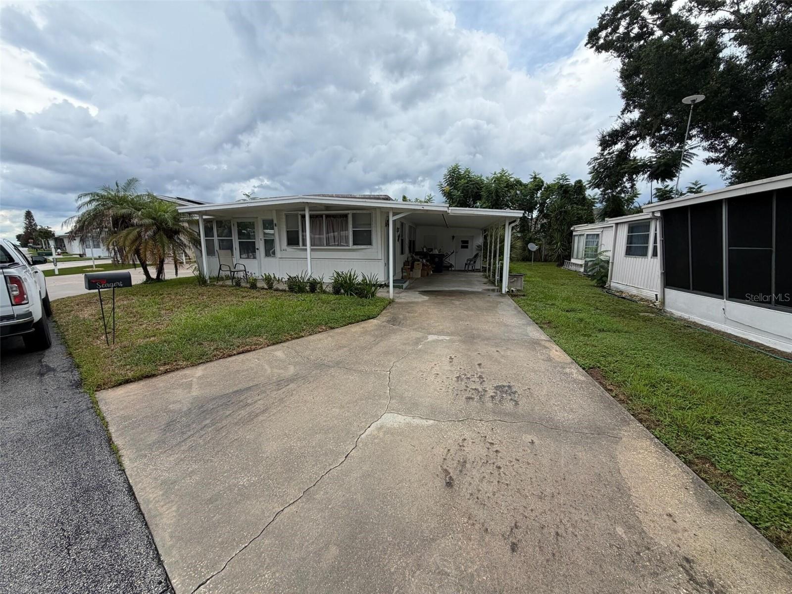 Listing photo 1 for 112 Holiday Ln