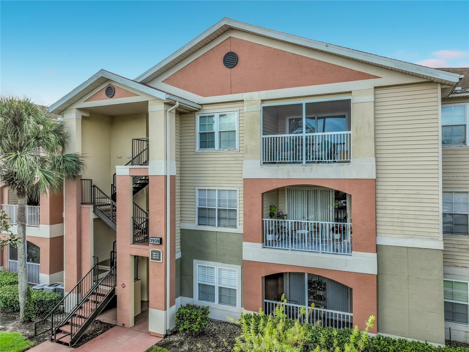 1939 SUMMER CLUB DRIVE Unit 215