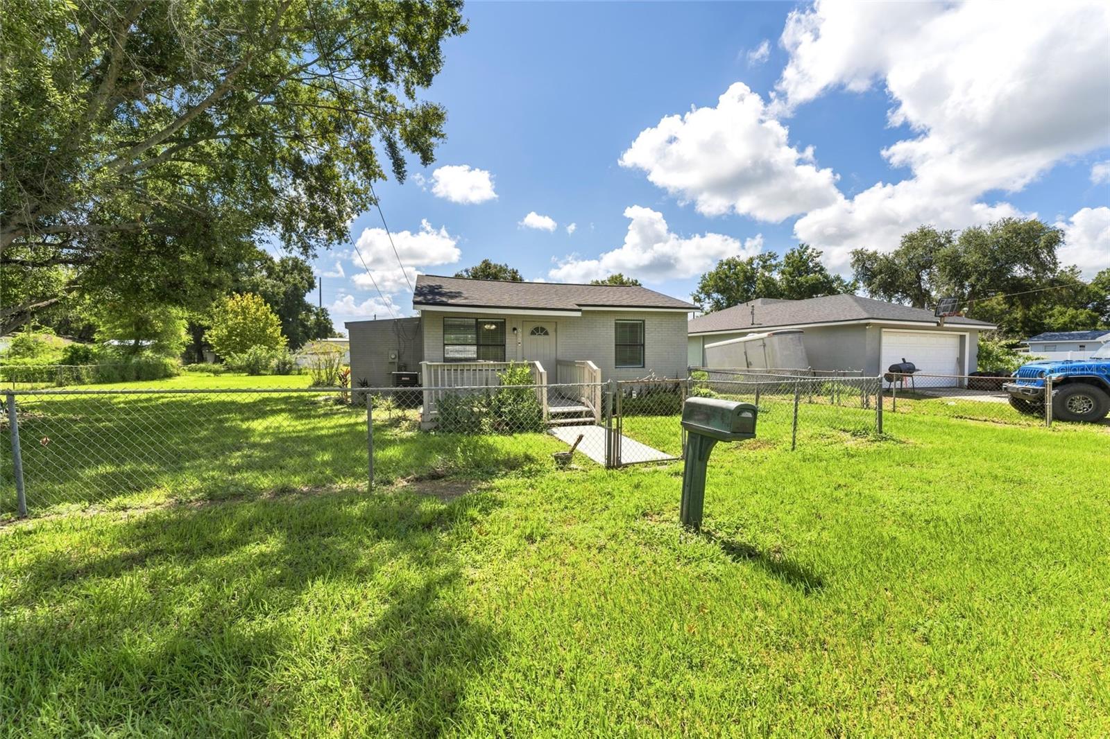 Listing photo 2 for 652 N Jackson St