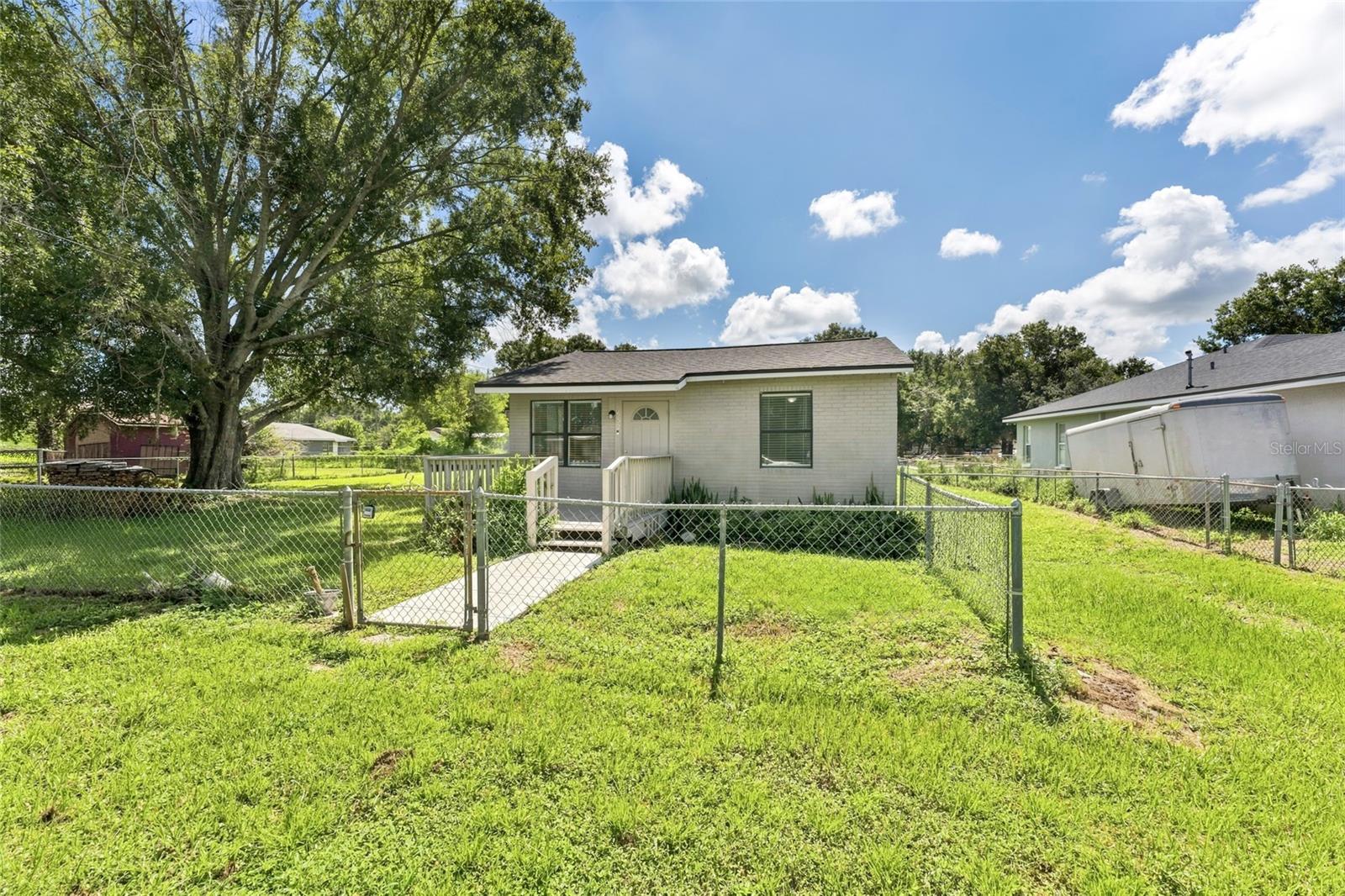 Listing photo 3 for 652 N Jackson St