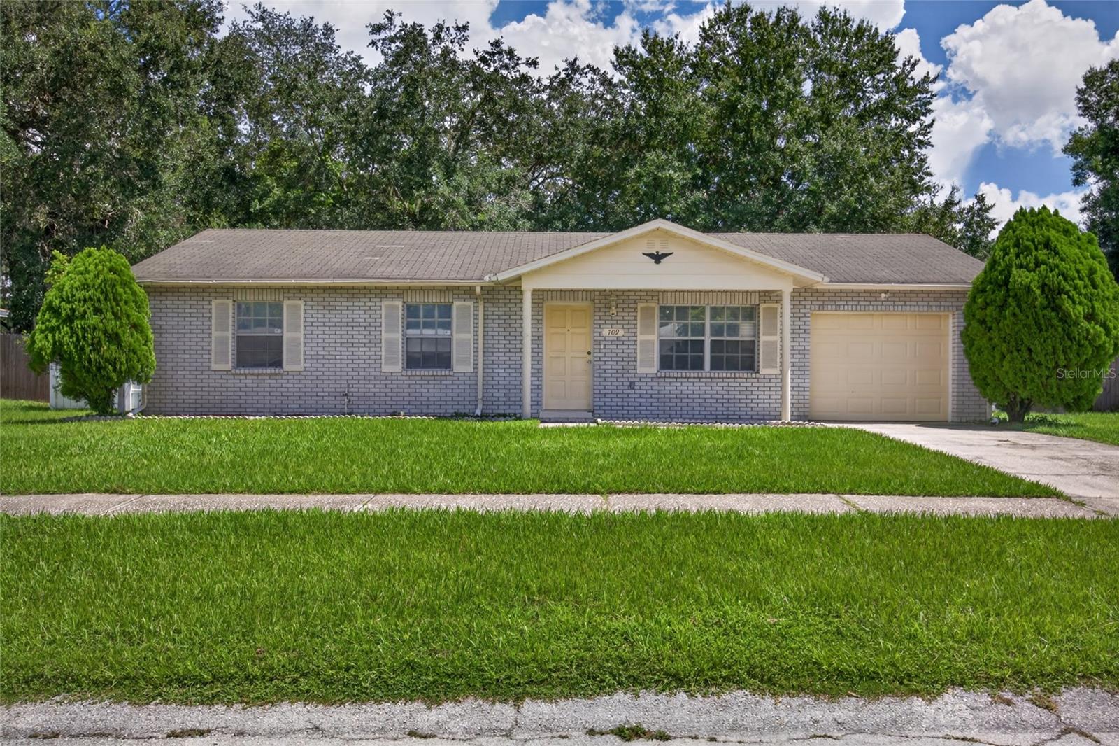 Listing photo 1 for 709 Hemlock Ln