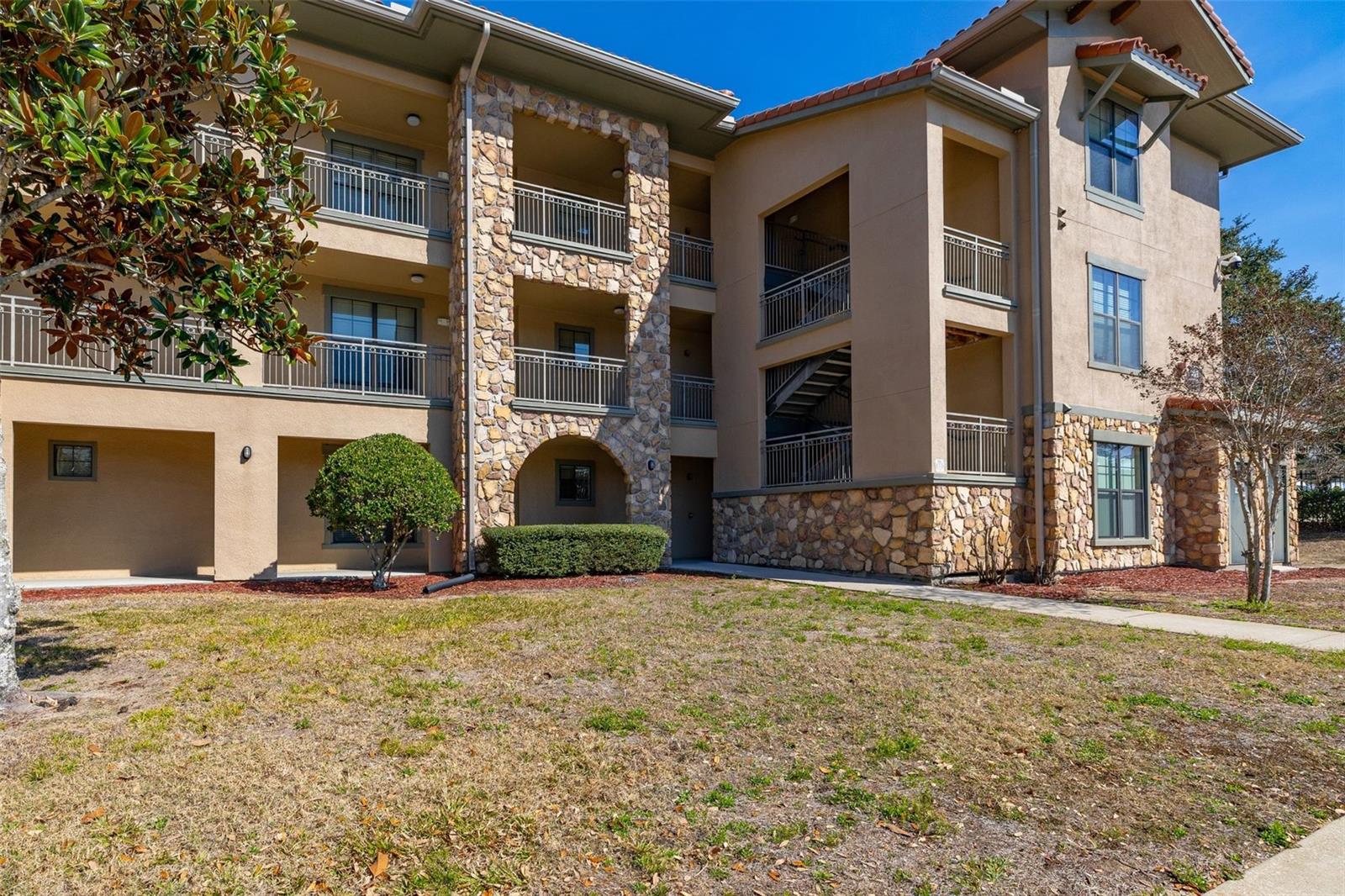 Listing photo 1 for 901 Charo Pkwy #716