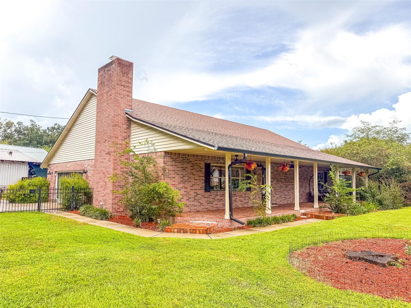 Listing photo 2 for 1290 E Gilbert St