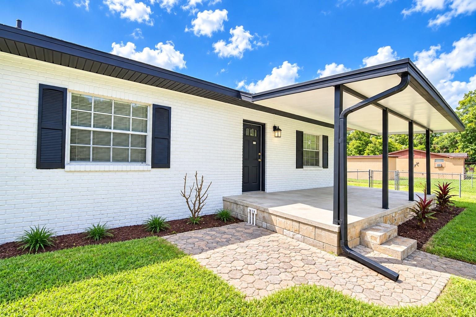 Listing photo 2 for 3225 Oakland Rd N