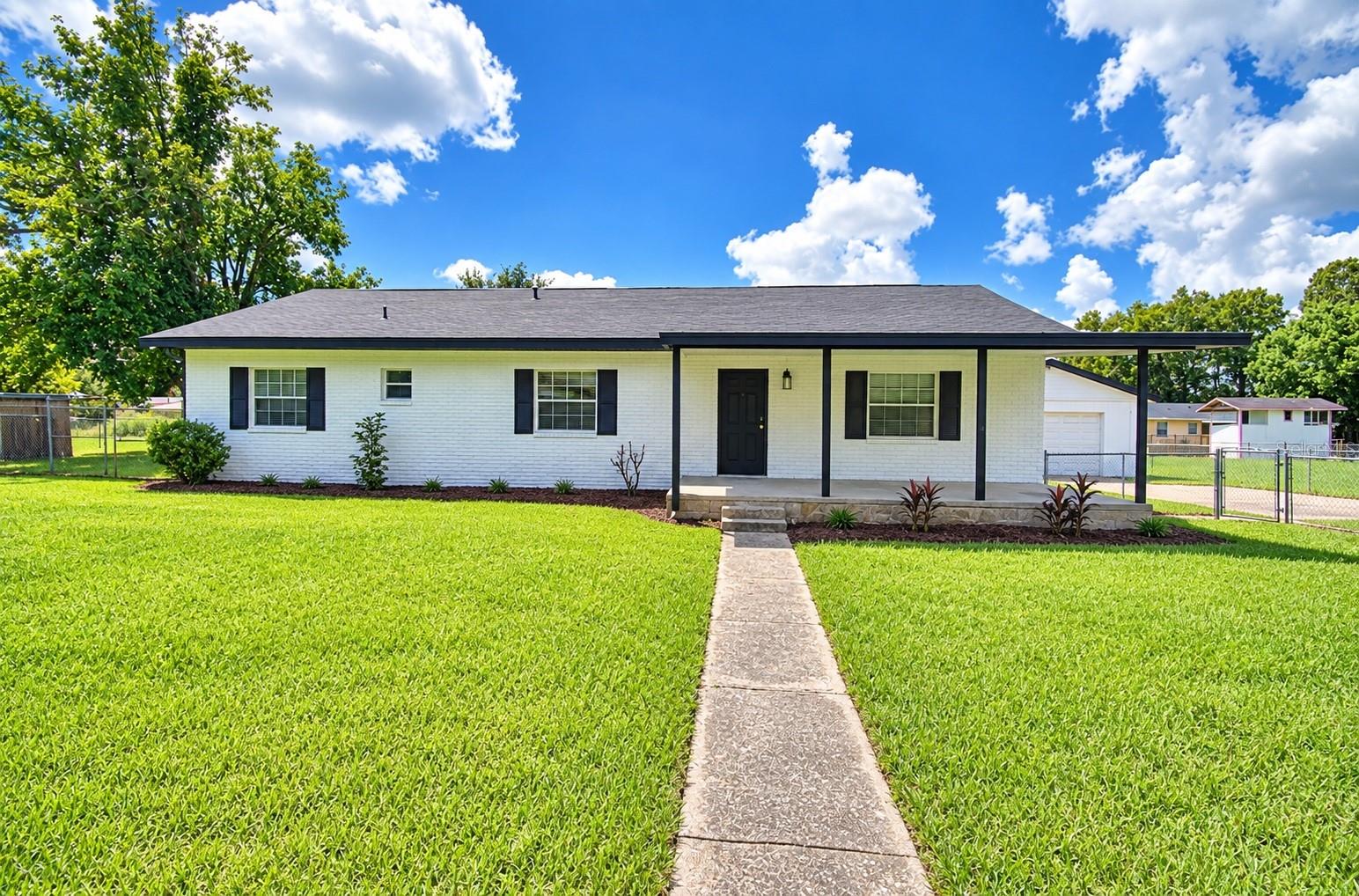 Listing photo 1 for 3225 Oakland Rd N
