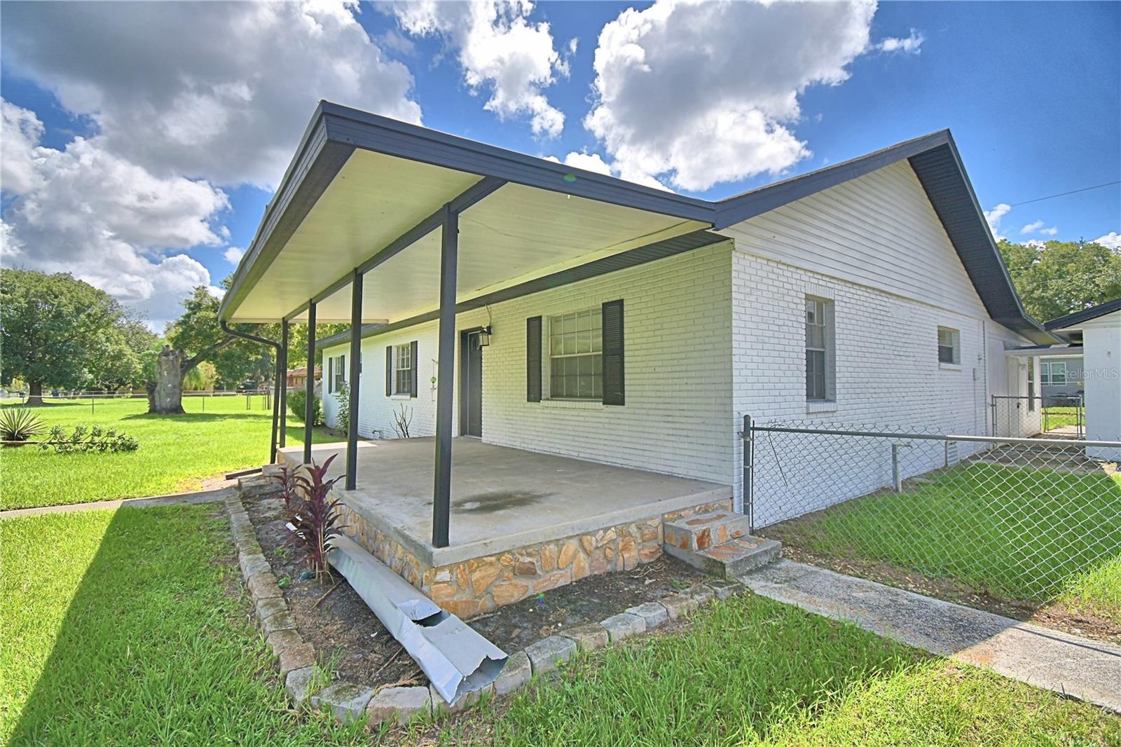 Listing photo 3 for 3225 Oakland Rd N