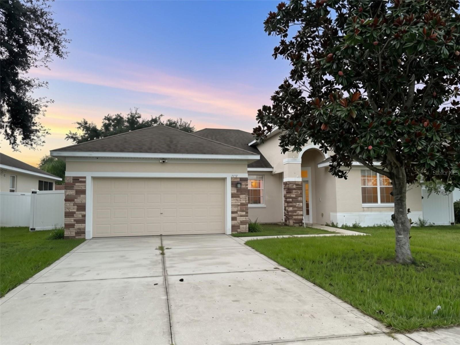 Listing photo 3 for 2721 Athens Dr