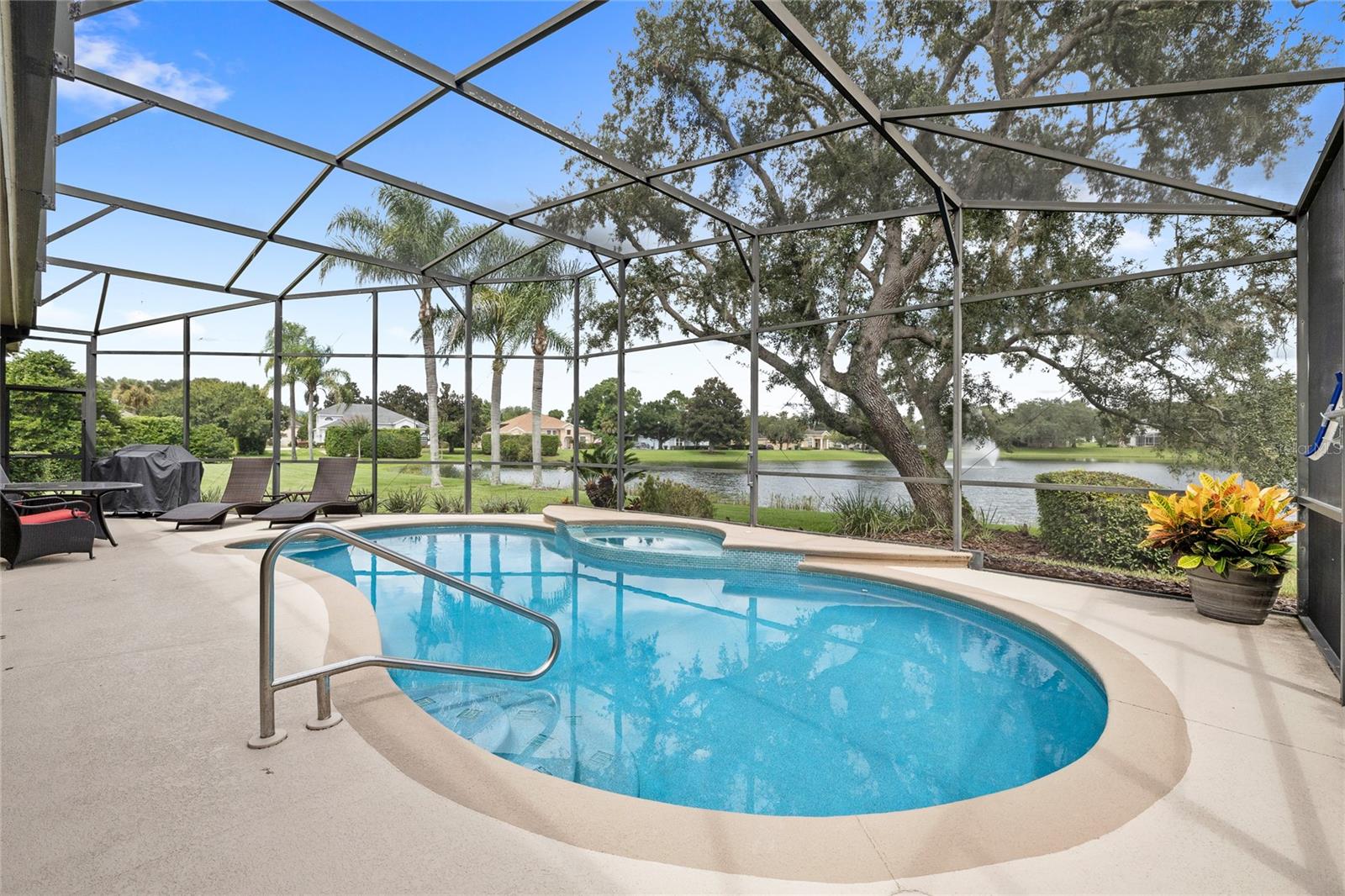 Listing photo 2 for 6938 Sylvan Woods Dr