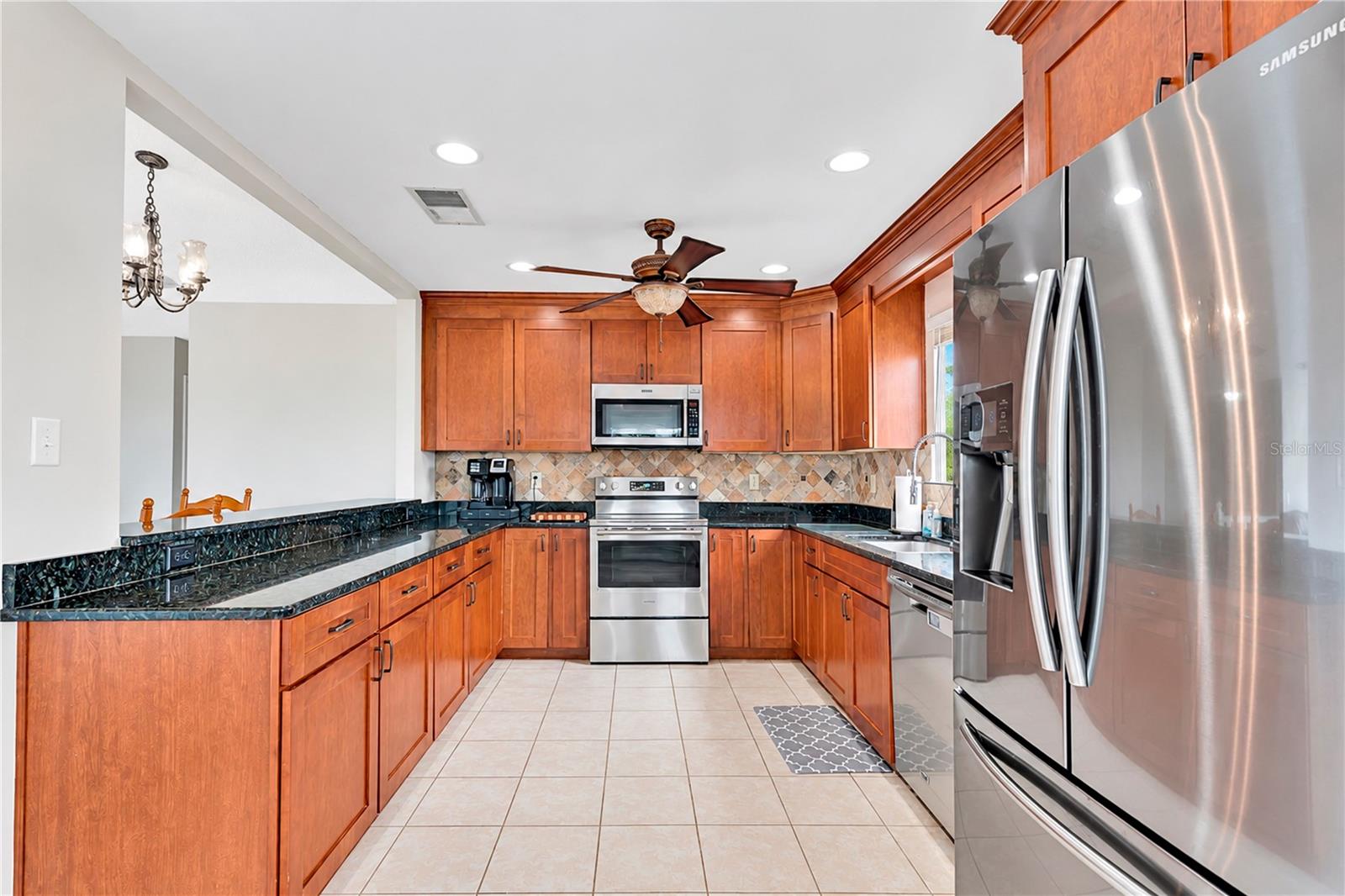 Listing photo 3 for 2202 Topping Pl