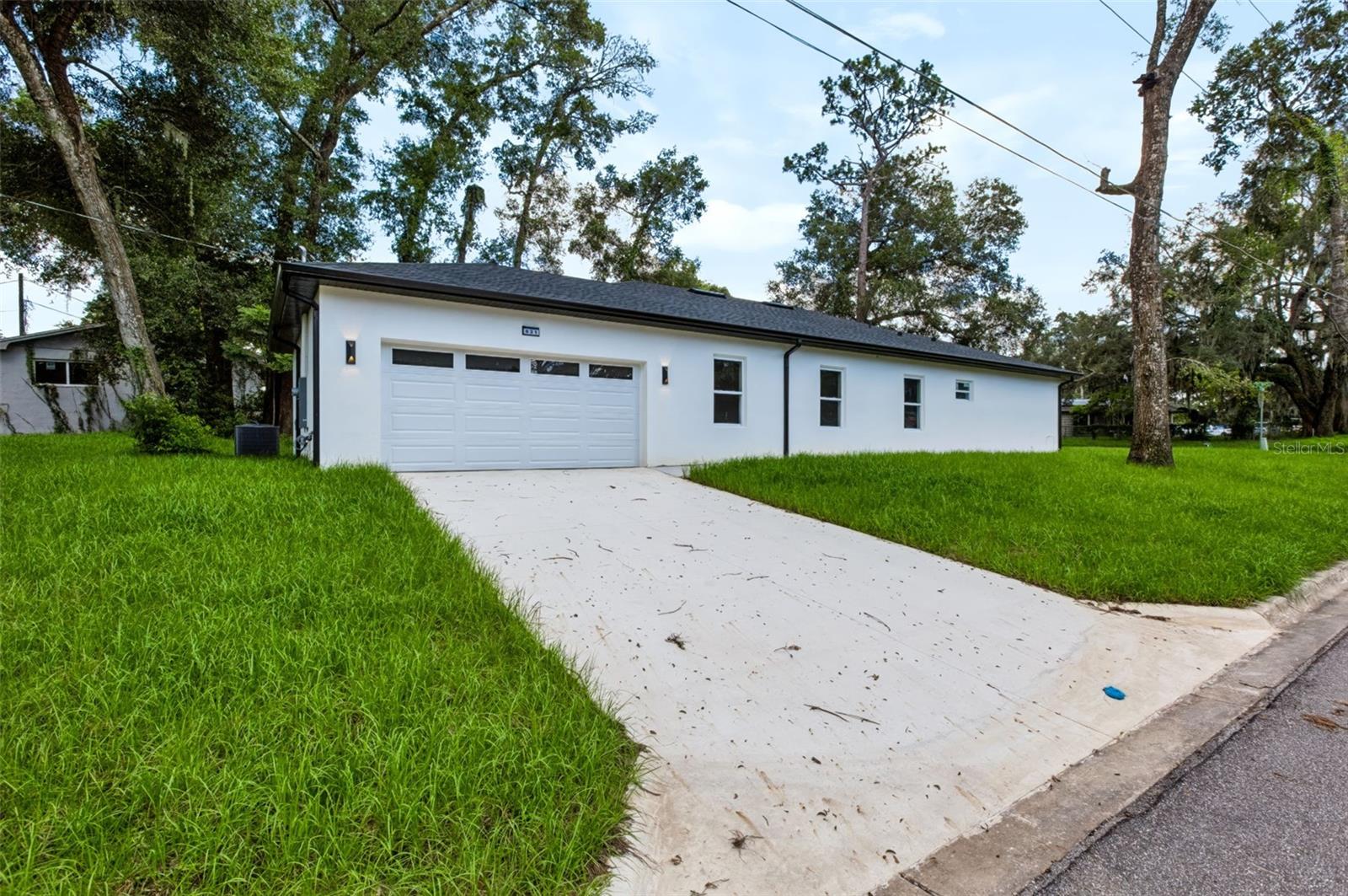 Listing photo 3 for 931 Tilden Ave