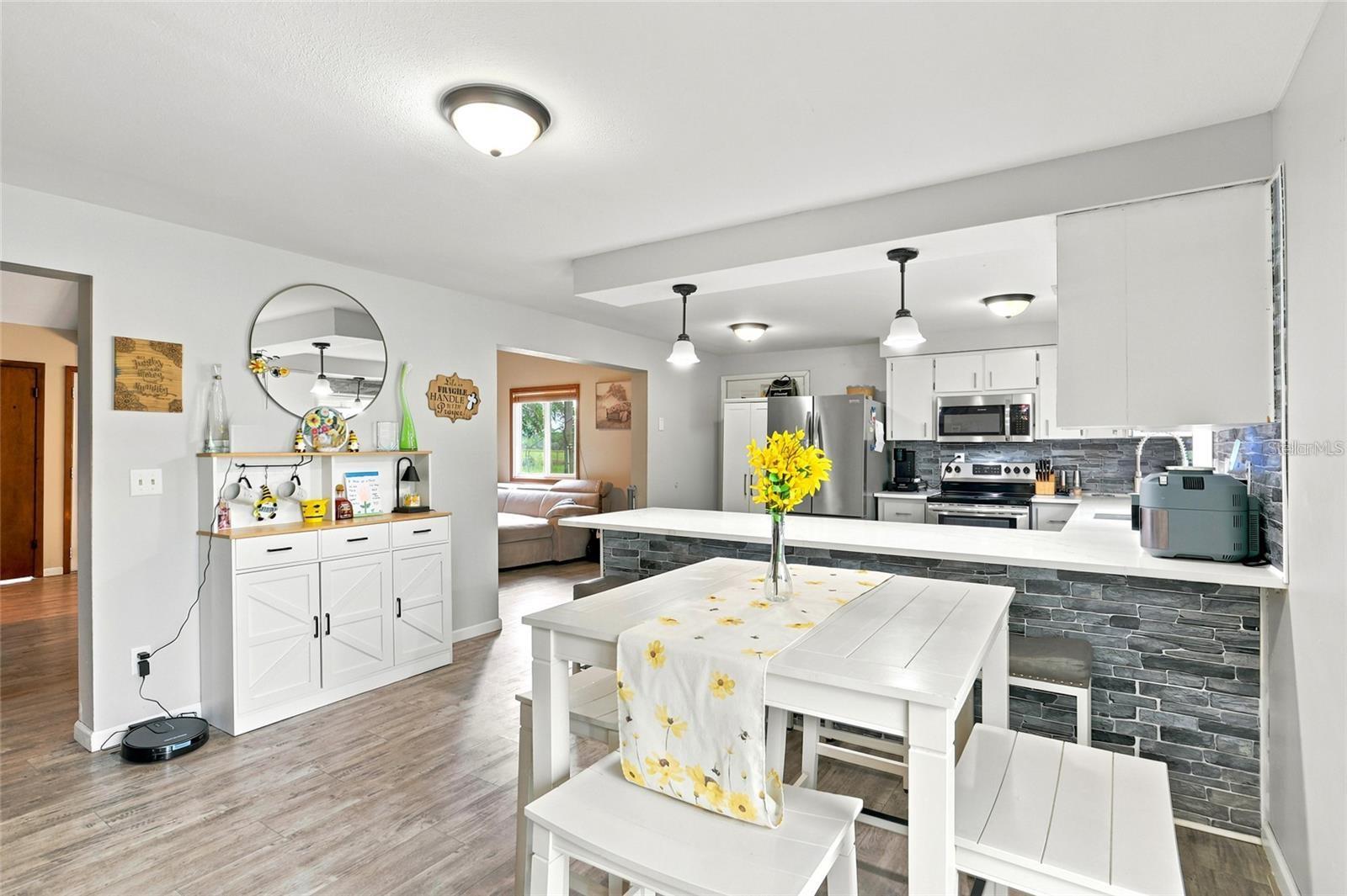 Listing photo 2 for 1518 Dickens Rd