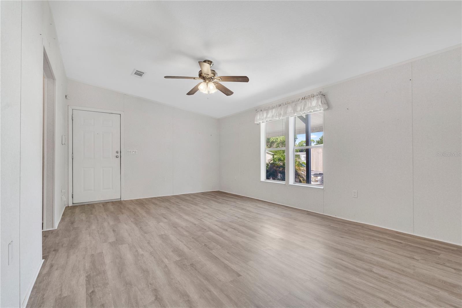 Listing photo 3 for 4755 Bunting Ave