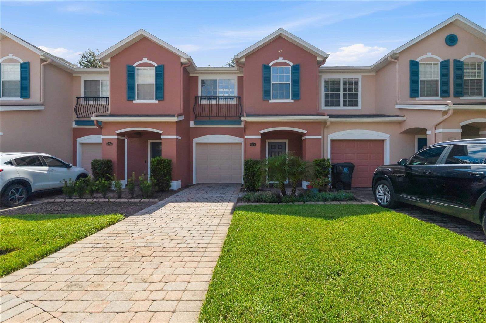 Listing photo 1 for 933 Pine Pointe Ln