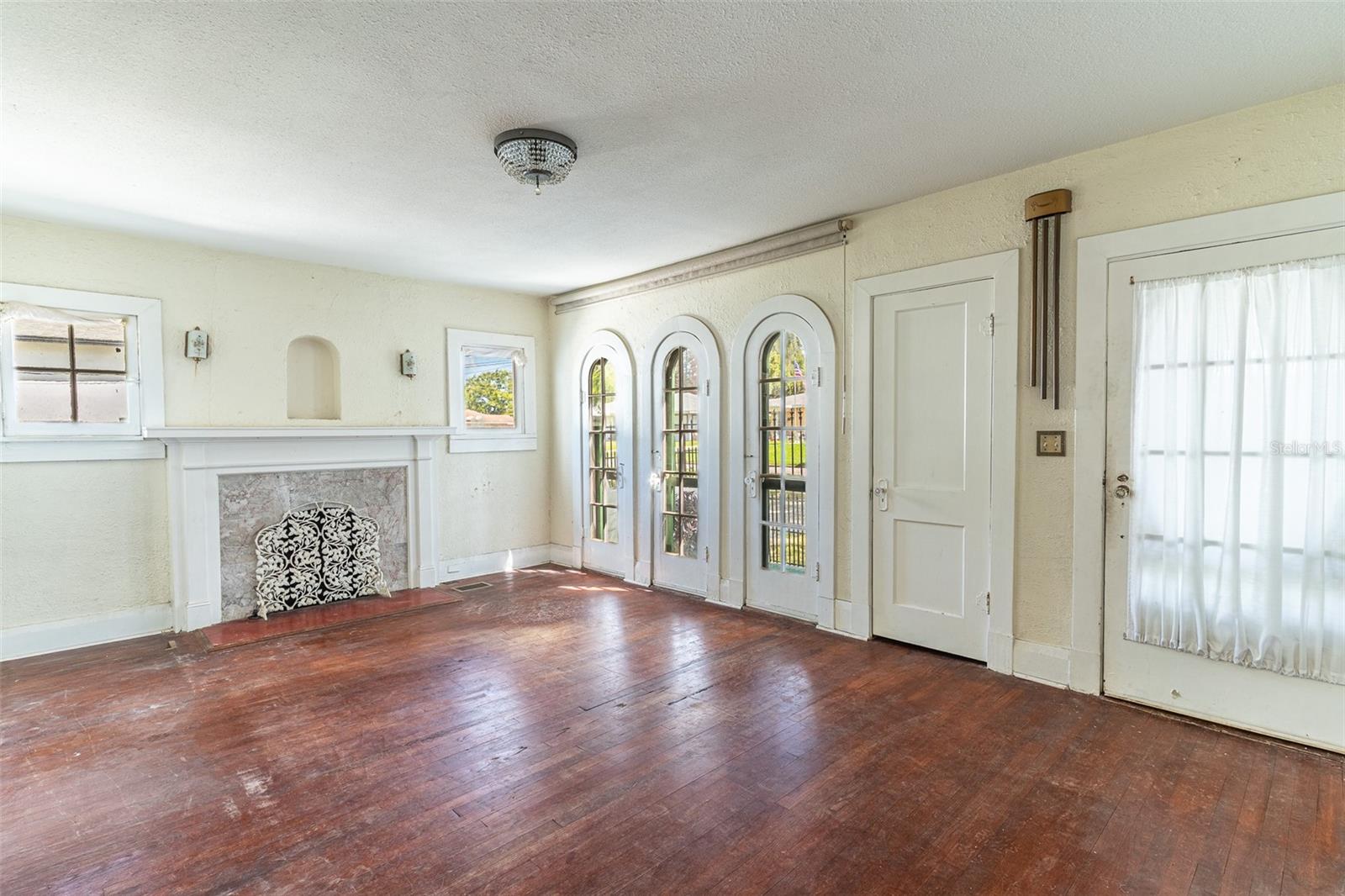 Listing photo 3 for 528 S 8th St