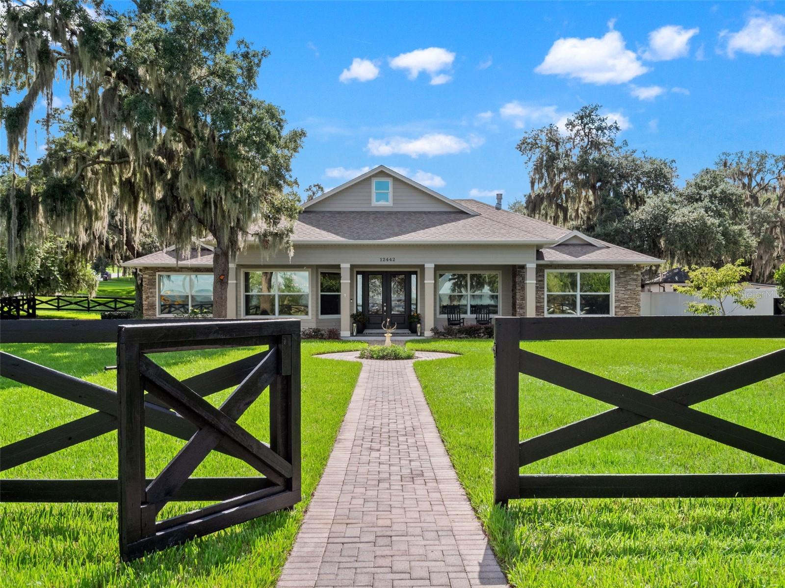 Listing photo 3 for 12442 Lakeshore Dr