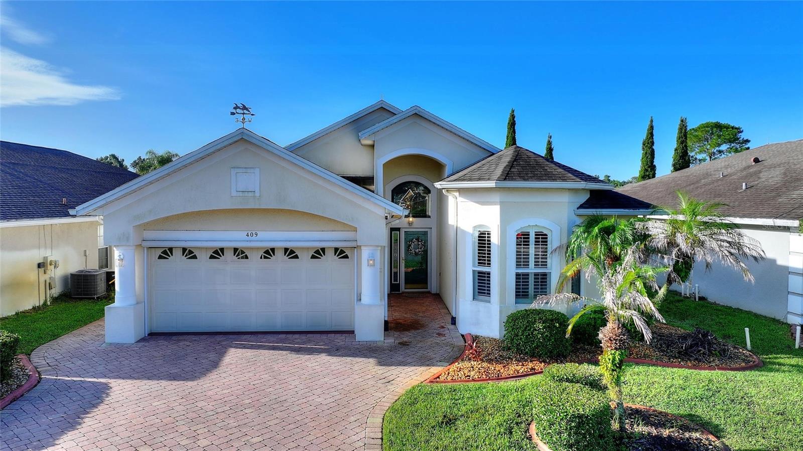 Listing photo 1 for 409 Royal Palm Dr