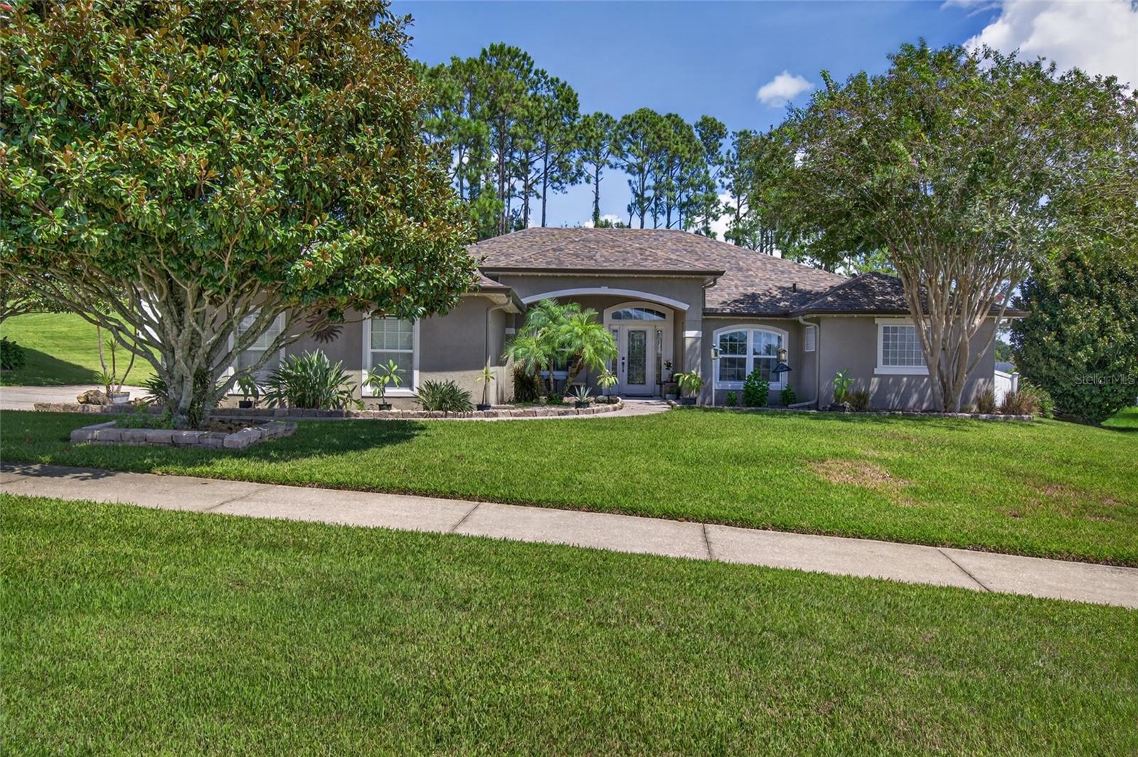 Listing photo 1 for 12902 Colonnade Cir