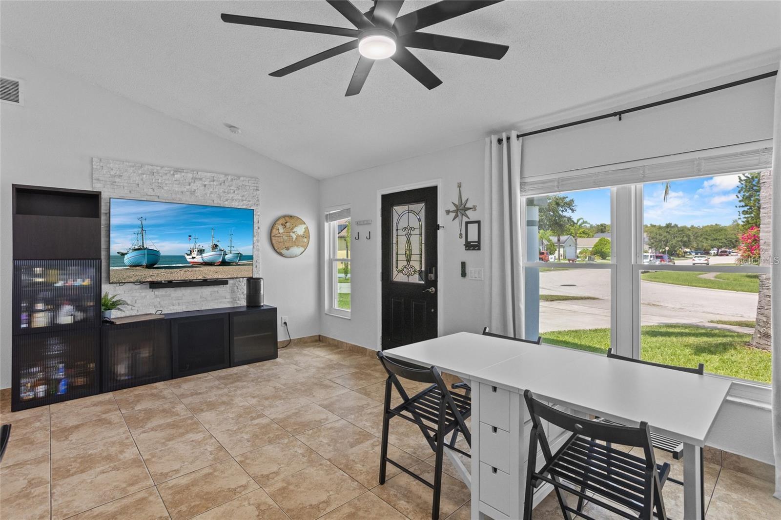 Listing photo 3 for 2239 Santa Lucia St