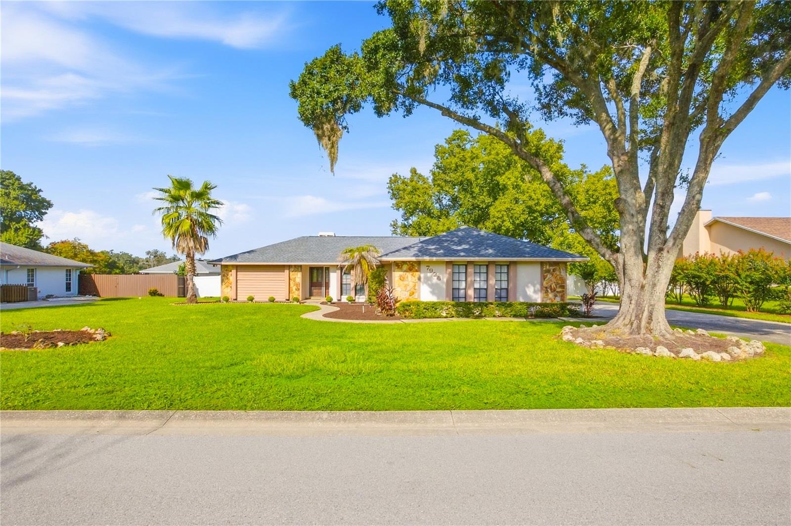 Listing photo 1 for 7926 W Ridge Pointe Dr