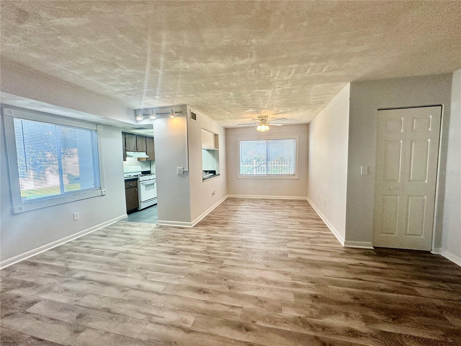Listing photo 3 for 606 Pavare Ct #606