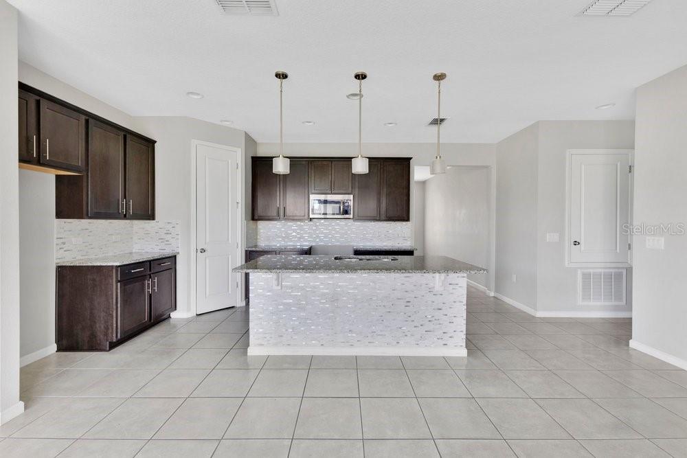 Listing photo 3 for 2570 Wadeview Loop